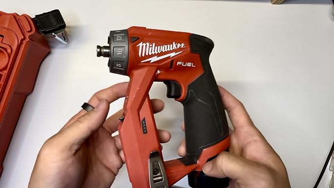 MILWAUKEE TALADRO/ DESTORNILLADOR DE INSTALACION M12T FUEL KIT